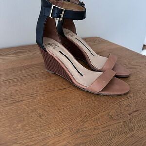 New Directions Black and Tan Wedge Sandals